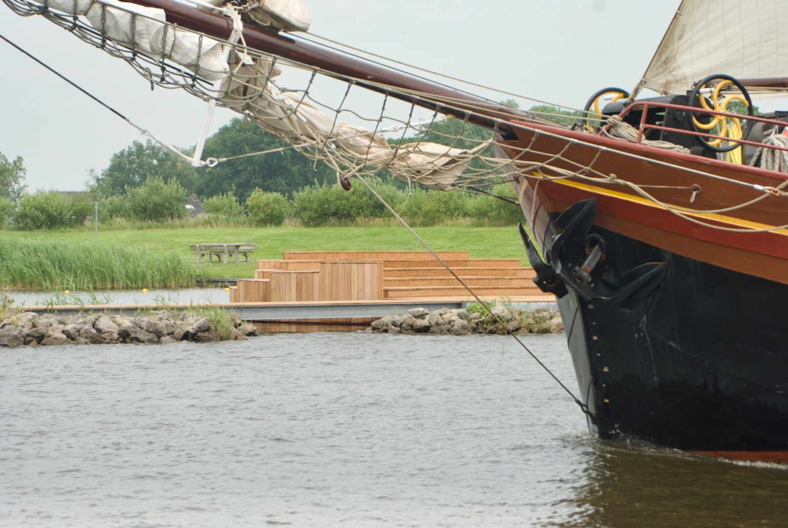 Grote schepen passeren het aquaduct bij Hommerts in de Jeltesleat
